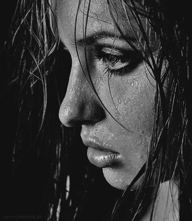 мокрое лицо. плачущая девушка с рукой. девушка плачет. слезы эстетика. слезы женщины.