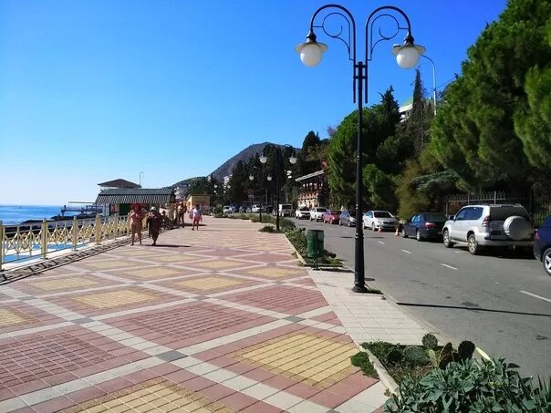 Алушта центр города. Алушта набережная. Алушта Главная улица. Улочки Алушты.