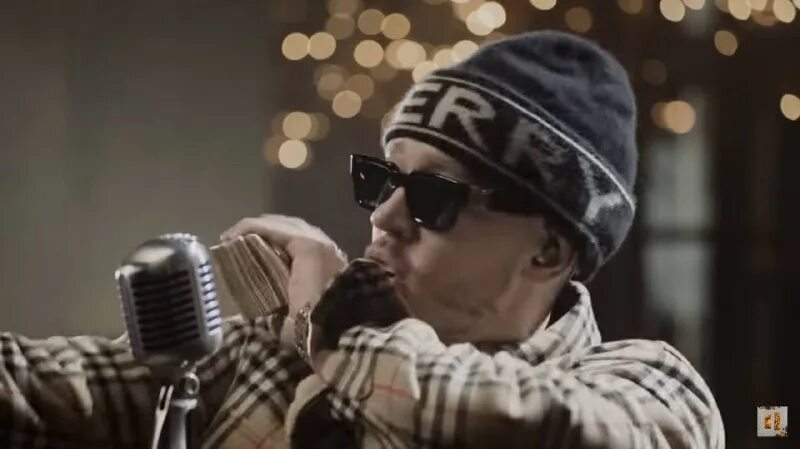 Я вообще нихуя не понимаю. Прекрасное далеко текс. Мои слова не стоят нихуя. На ху я. Человек с тыквой на голове ни ху я.