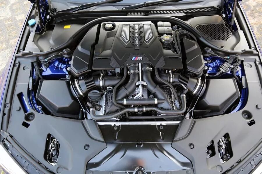 Бмв ф90 двигатель. BMW m5 подкапотка. BMW m5 f90 мотор. BMW m5 f90 engine. BMW f30 подкапотка.