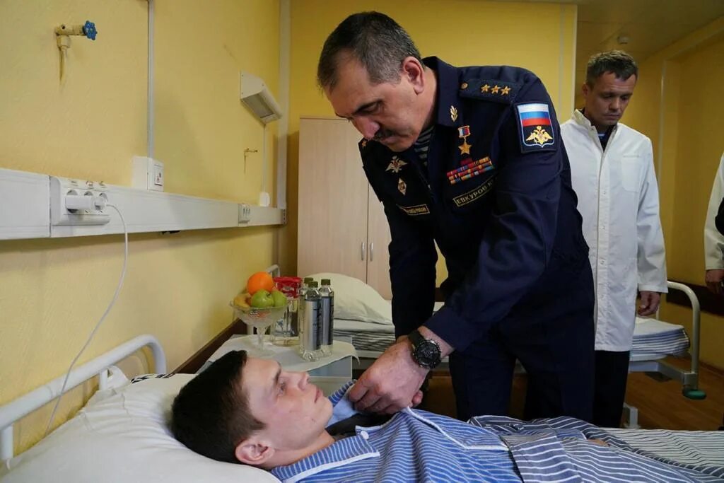 Награждение в госпитале. Раненые бойцы в госпитале Вишневского.