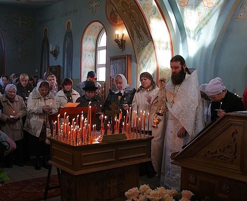 Панихида на Радоницу в церкви. Радоница Записки панихида. Поминальная служба в церкви. Панихидный стол в храме. Деньги на поминки