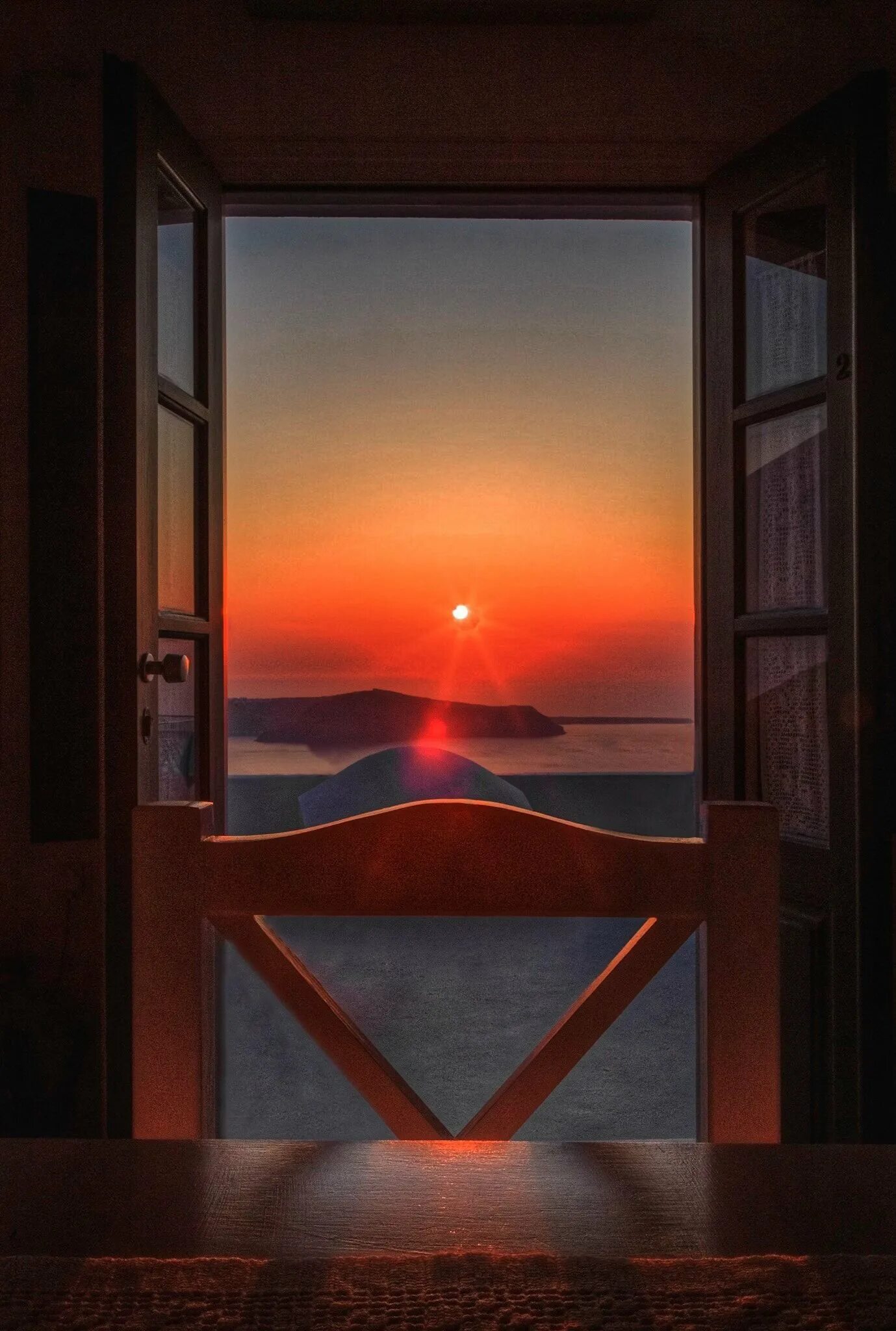 В окнах отражается солнце. Окно с красивым видом. Закат в окне. Вечернее окно. Шикарный вид из окна.