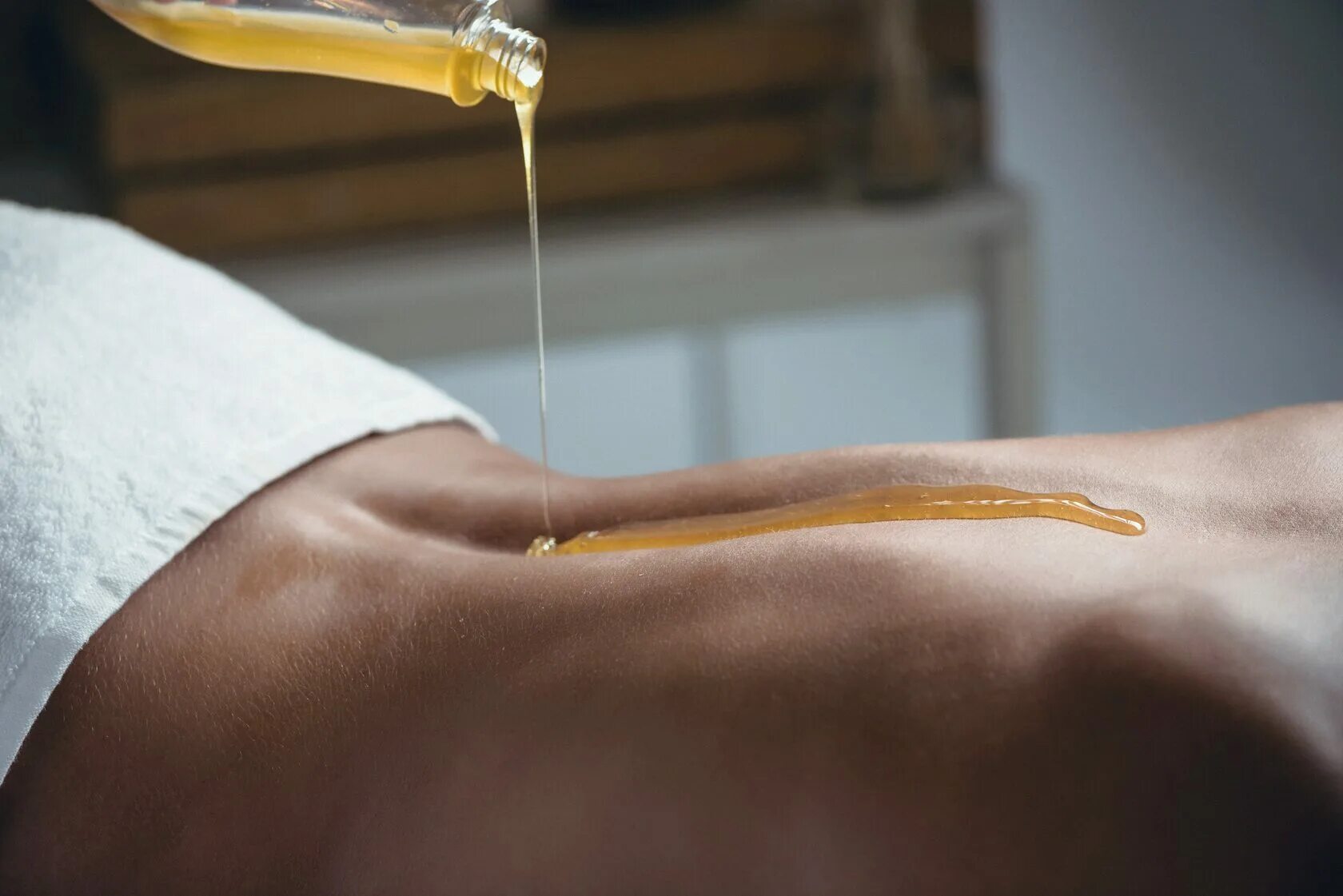 Массаж медом. Масло для массажа. Вода стекает по лицу. Мокрое лицо. Тайский масляный массаж.