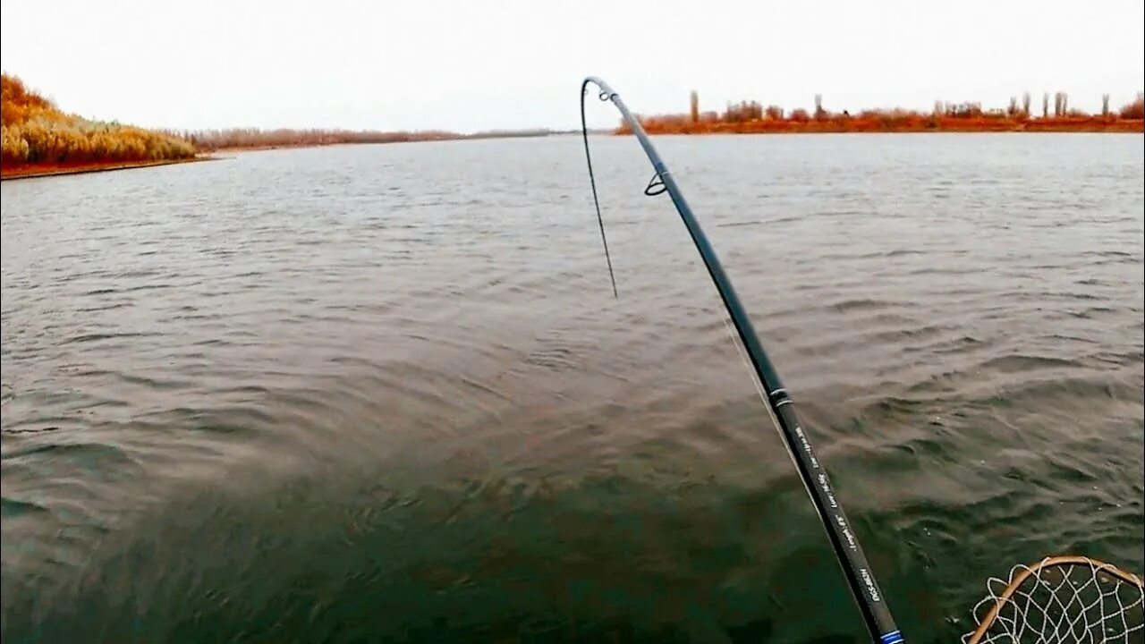 1 в течени реки был сильный излом. Рыбалка весной. Река удочка. Рыболовство на реке. Рыбалка Астрахань спиннинг.