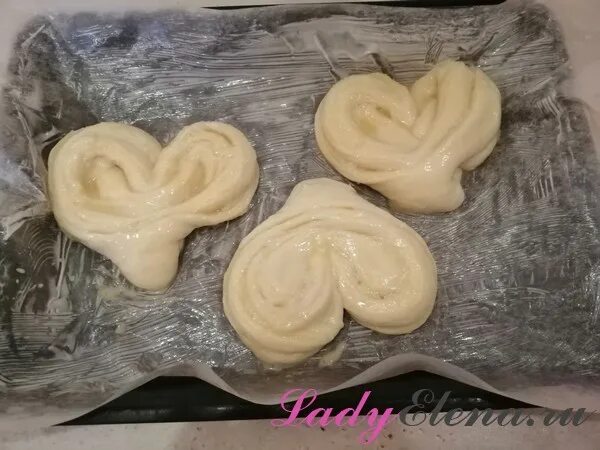 Как сделать из теста сердечки с сахаром. Булочки в форме сердца. булочки сердечки с сахаром черно белые. булочка сердечко с сахаром своими руками. сердечки с сахаром рецепт.