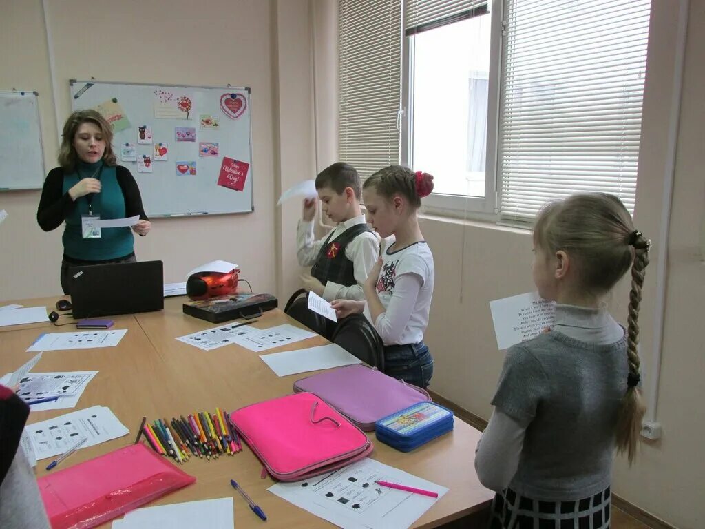 языковая школа слово. постеры для языковых курсов. английский язык студенты. реклама курсов иностранных языков. курс английского языка.