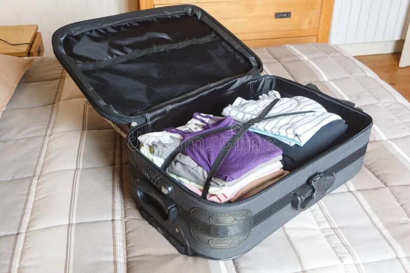 Собранные чемоданы. Чемодан с вещами. Собранный чемодан. Упаковать чемодан.