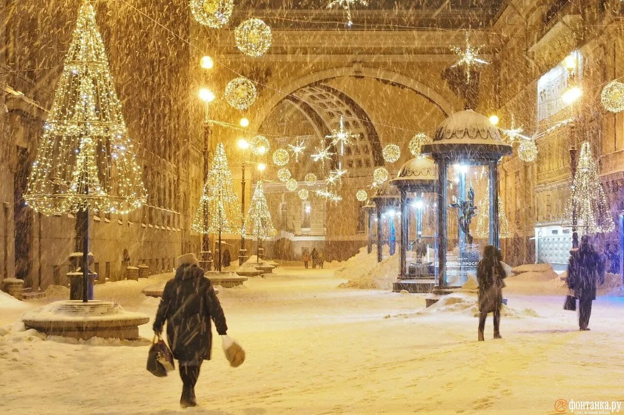 Спб в декабре. Санкт-Петербург в новогоднюю ночь. Заснеженный новогодний Питер. Питер снежный новый год. Петербург новый год снег.