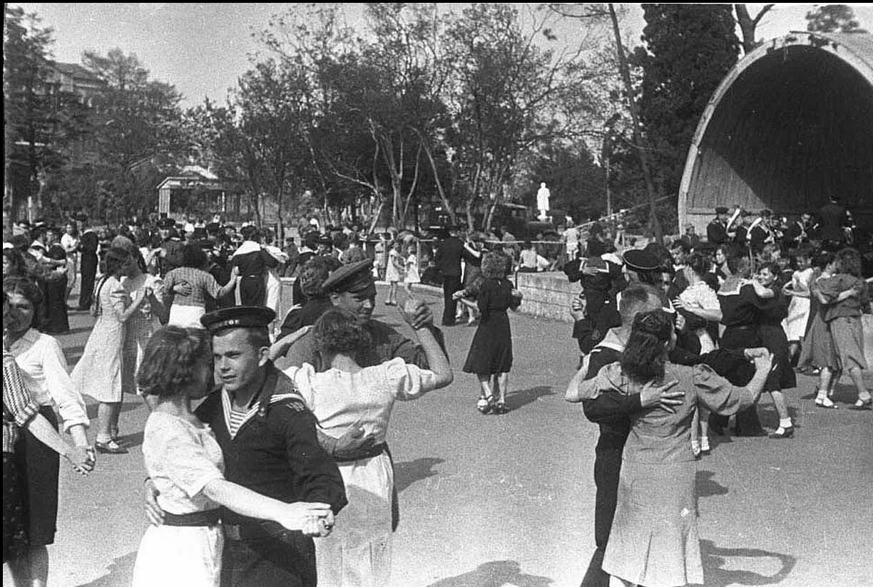 30 е июня. Танцплощадка в парке СССР. Мирная жизнь до войны 1941. Танцплощадка СССР 70х в парке. Танцплощадка 30-е годы СССР.