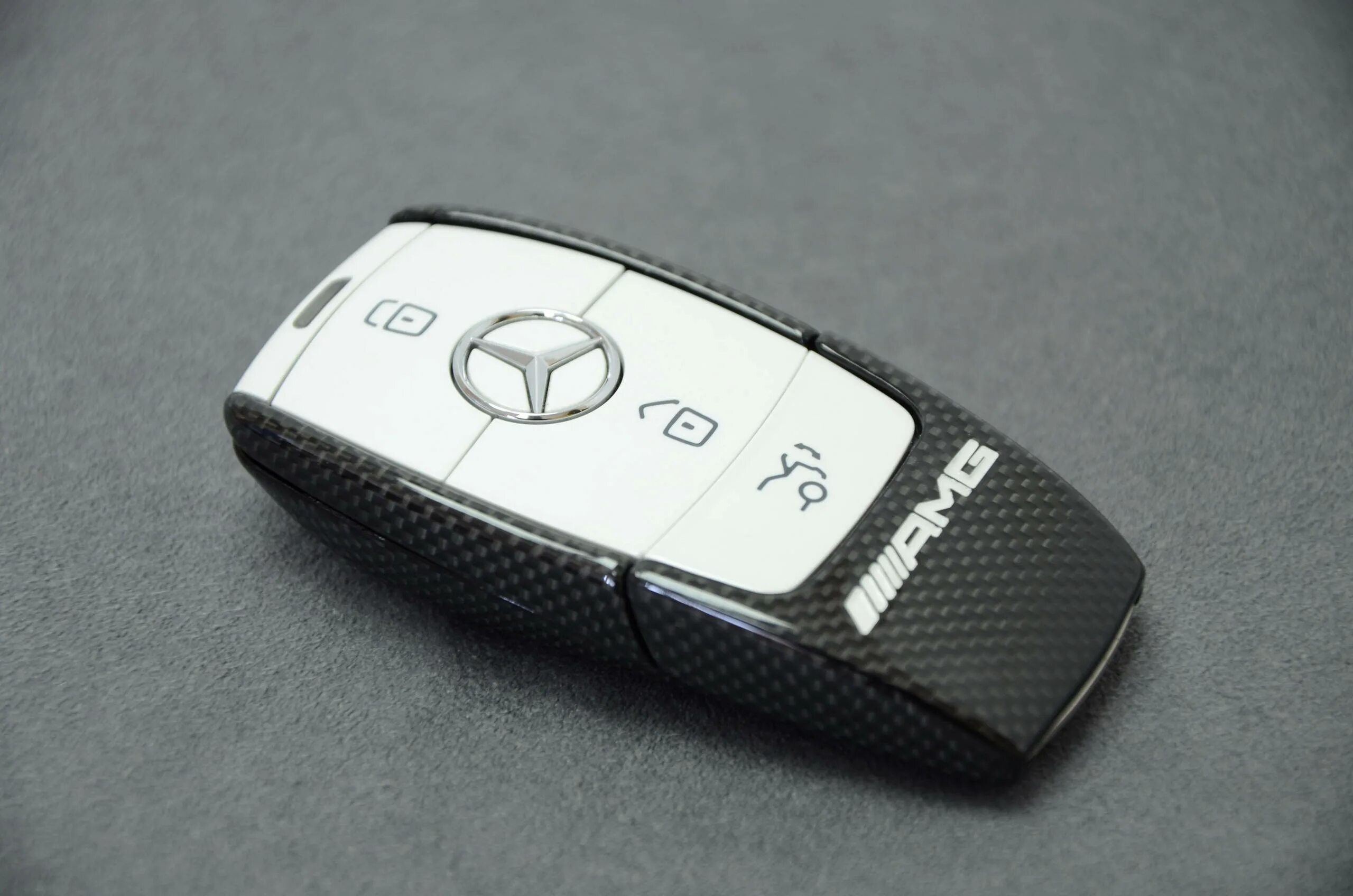 Ключ от мерседеса амг. Ключ мерседес w212. Mercedes amg ключи 2020. Ключ мерседес 220. Ключ амг.
