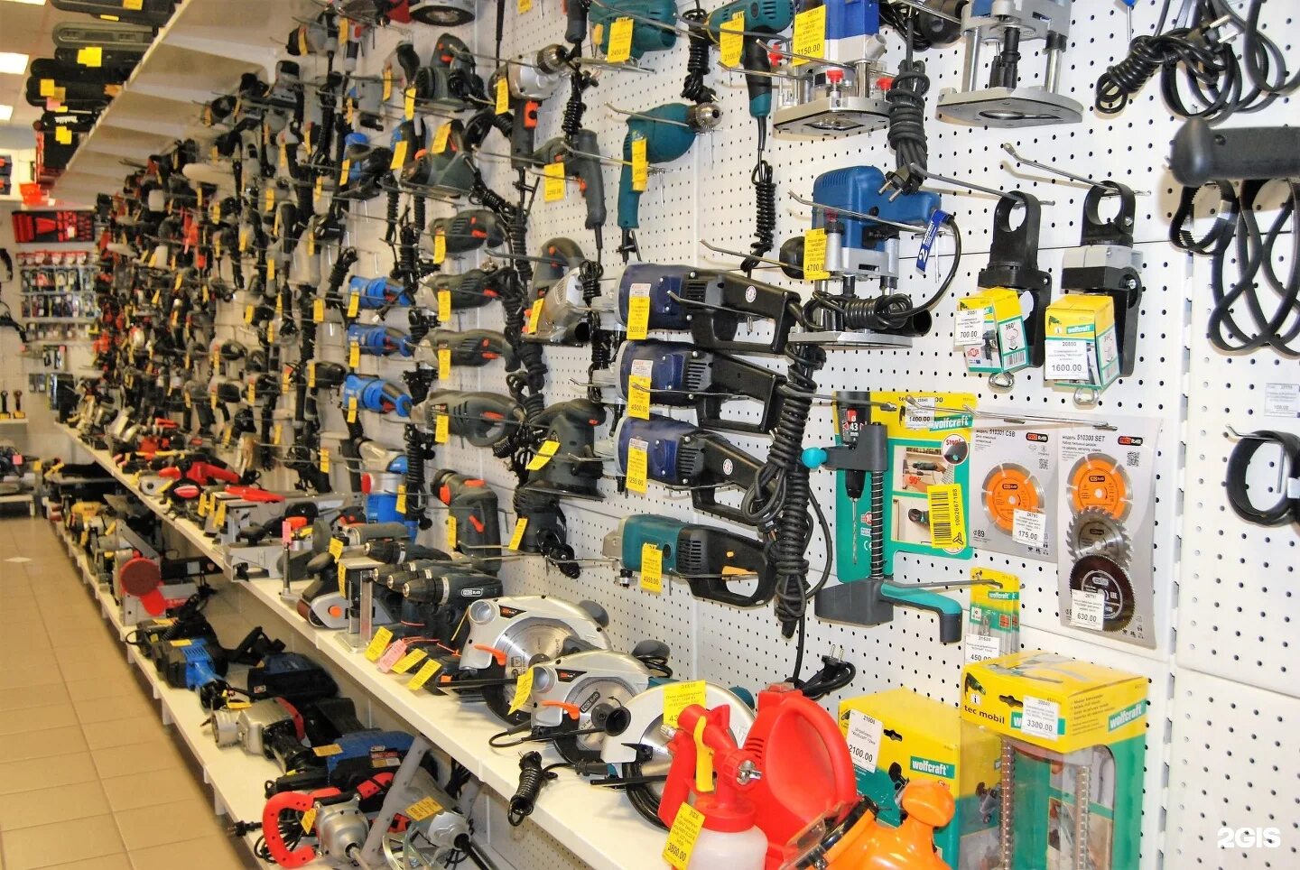 большой магазин инструментов. выкладка электроинструмента. магазин инструментов в москве. магазин инструментов. склад магазина инструментов.