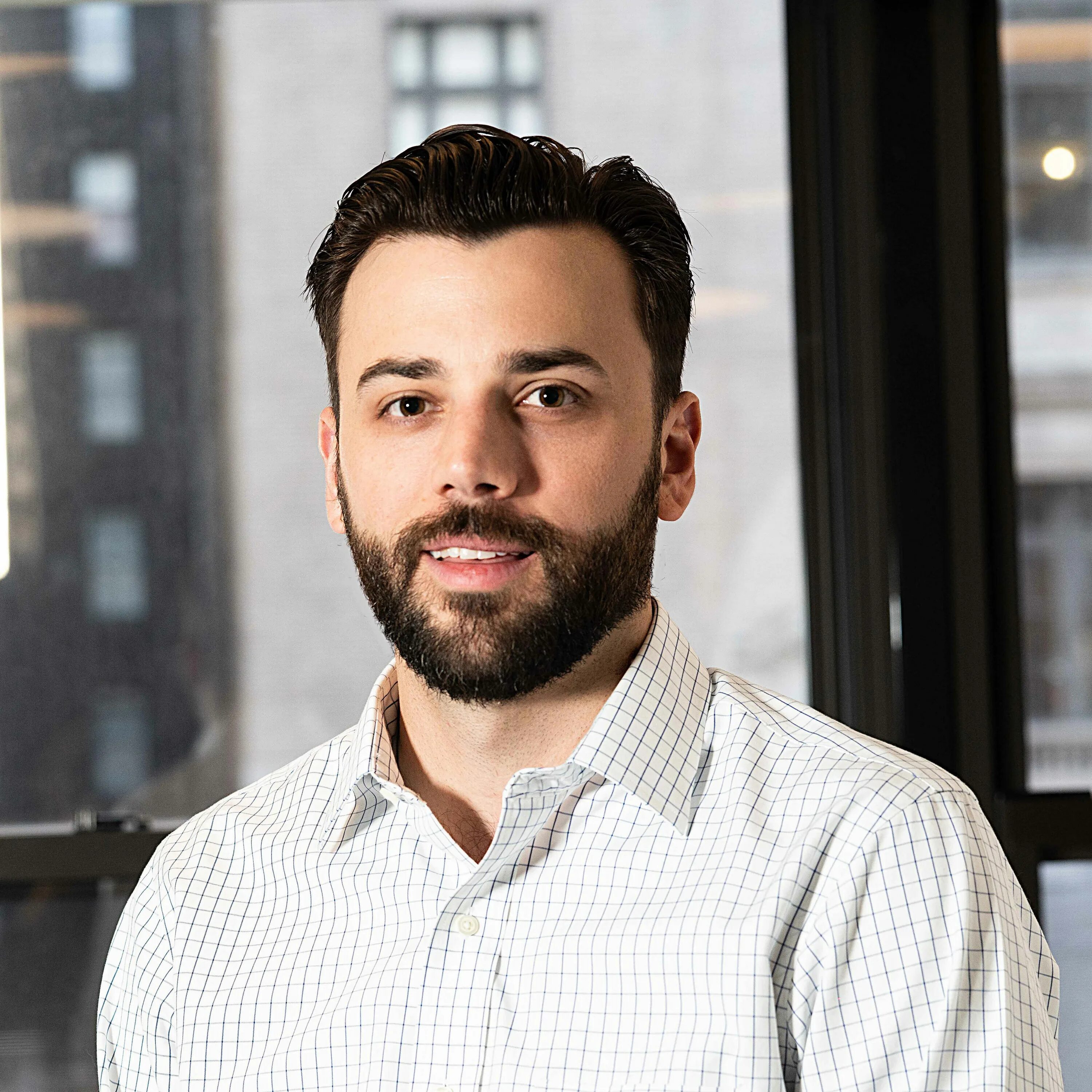 яков бернштейн ит. грегори бернштейн инвестор. канадский бизнесмен. Man in suit arms crossed side view. мартин бернштейн.