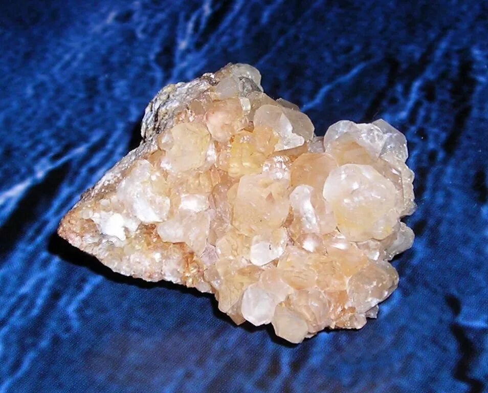 кальцит карбонат. карбонат кальция кальцит. кальцит карбонат. кальцит карбонат. кальцит известковый шпат.