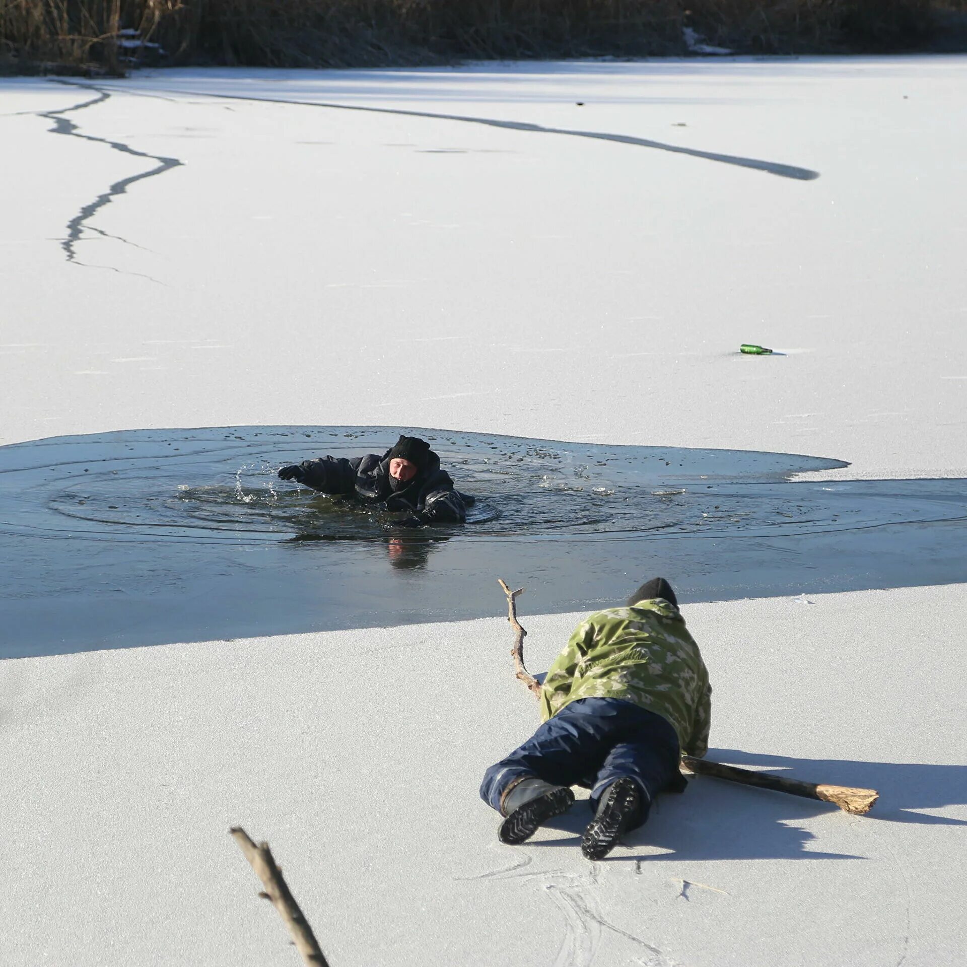 Спасение человека провалившегося под лед. Человек провалился под лед. Рыбак провалился под лед.