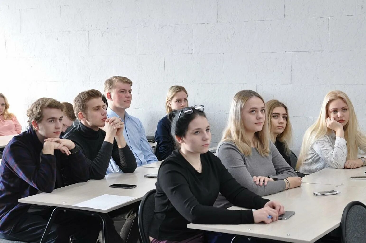 Собрание про школу. Ученики старших классов. Старшеклассники на уроке. Собрание учеников в школе. Собрание старшеклассников.