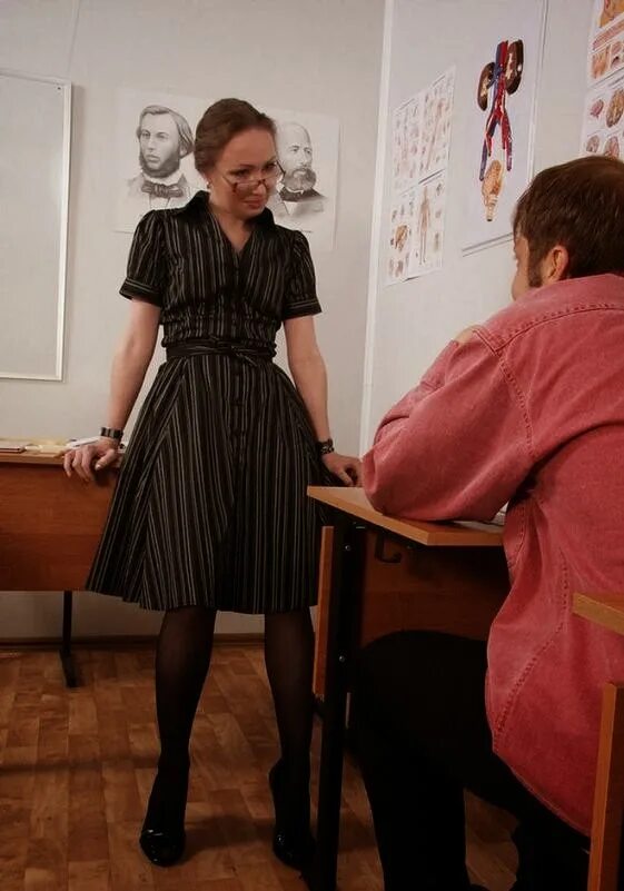 Строгая преподавательница. Красивые учительницы. Шикарная учительница. Красивая училка у доски. Русские зрелые учительницы.