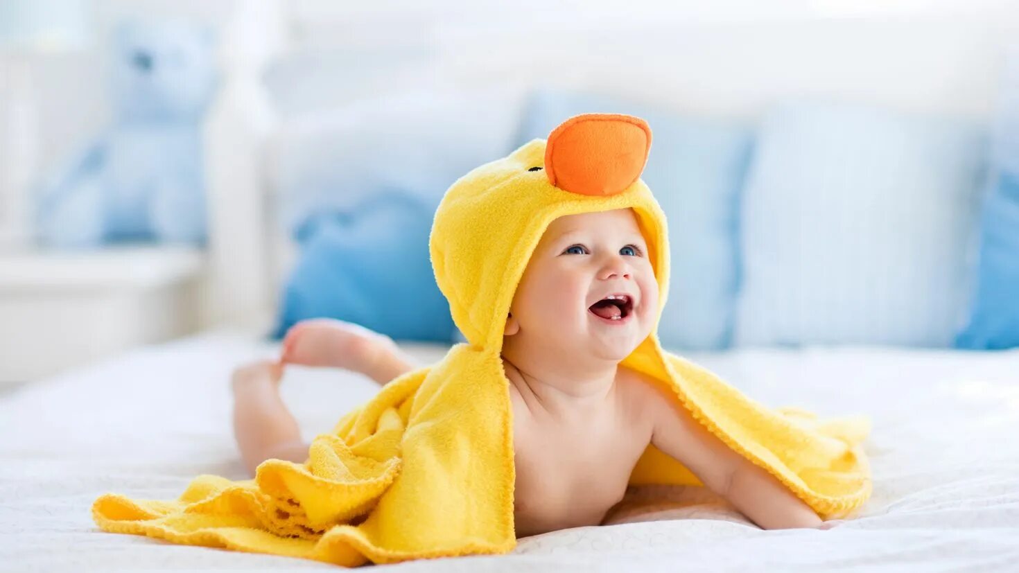 Мод на малыша в желтом. Малыш желтый. Ребёнок в жёлтом. Маленький ребенок в желтом. Детская фотосессия в полотенце.