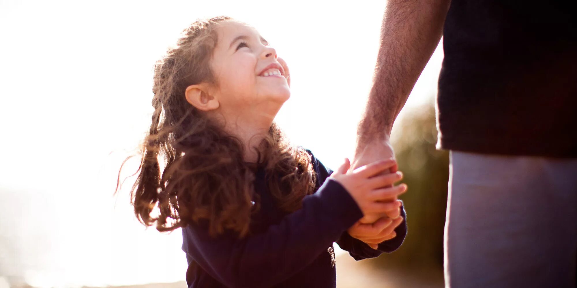 Цитаты про отца и дочь. Парень с мамой. Любовь отцаи к дочдочери. Комплекс электры у девочек. Отец обнимает дочь.