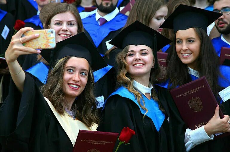 Выпускница вуза. Выпускник института фото. Выпускники колледжа. Выпускники университета. Выпускник института фото.