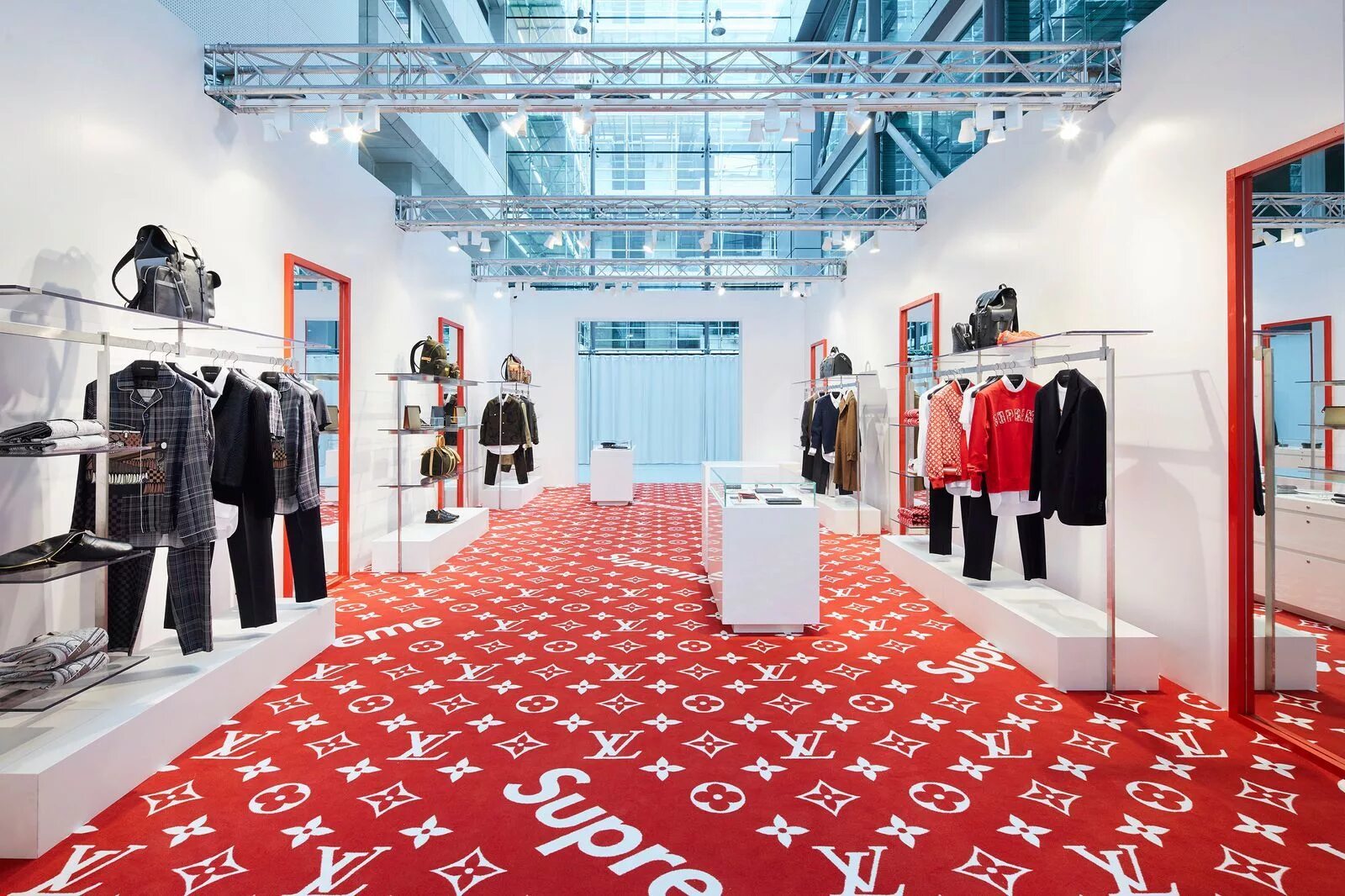 Supreme Louis Vuitton Pop up Store. Supreme Louis Vuitton магазин. Бутик Луи Виттон. Луи витон магазины одежды. Магазин одежды шармстор