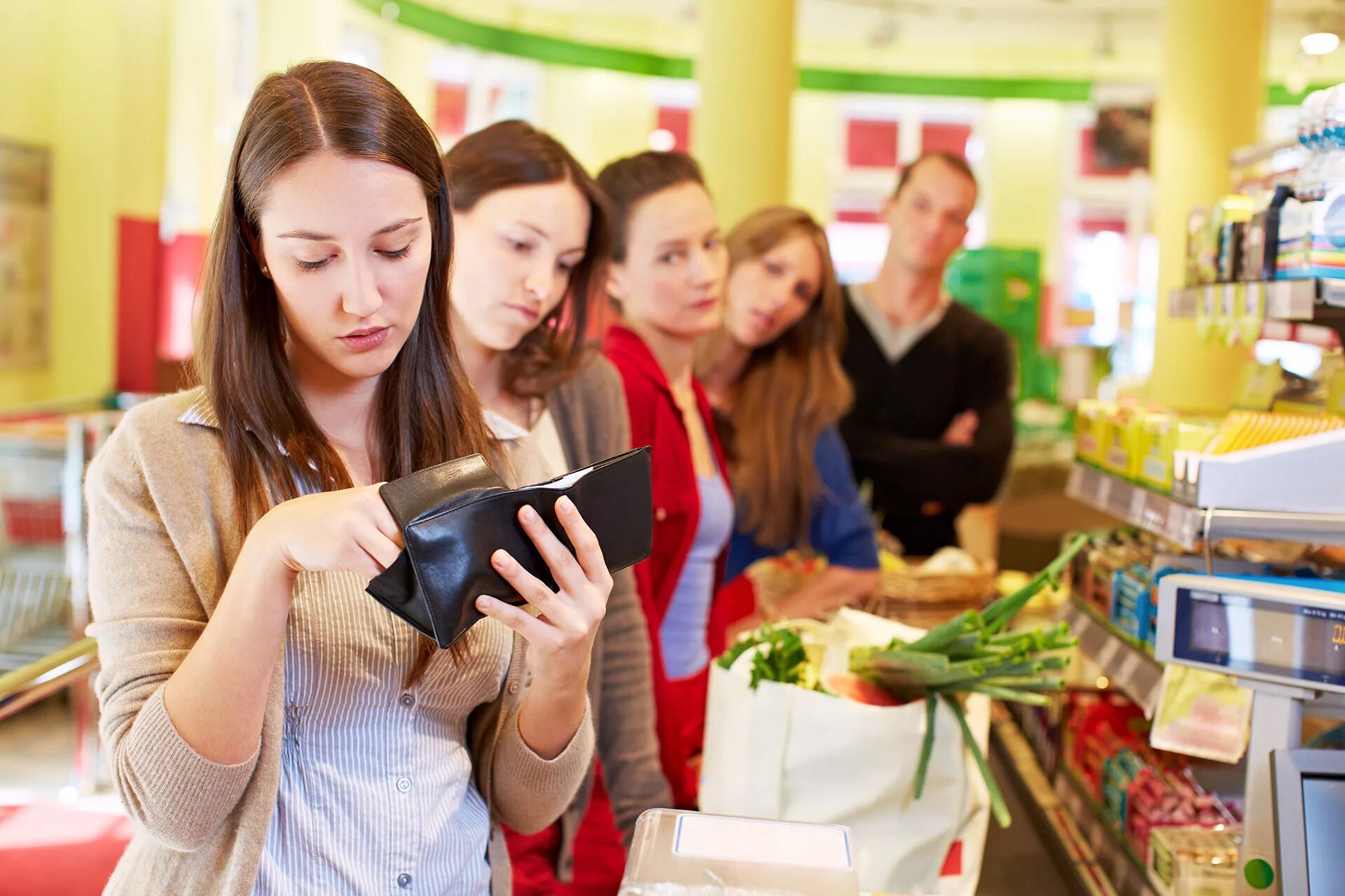 Shopping u. Покупатель в магазине. Человек на кассе. Очередь на кассе в супермаркете. Очередь покупателей.