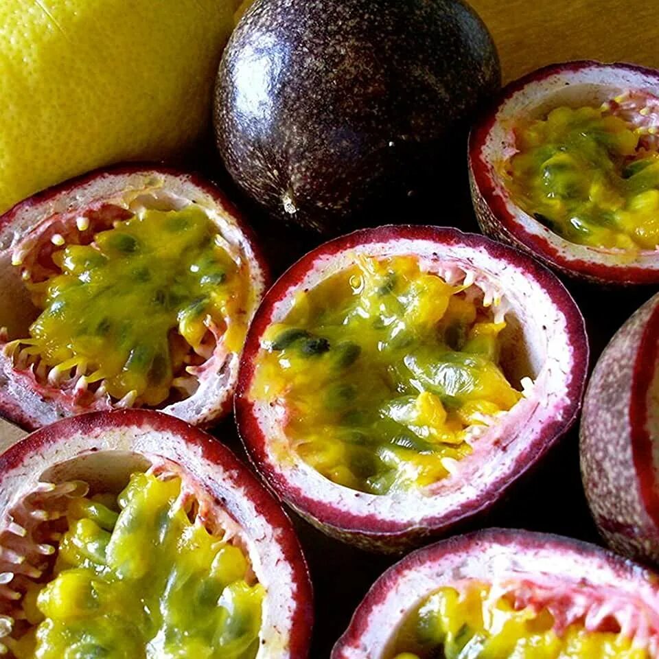 С чем сочетается маракуйя. Маракуйя в разрезе. Маракуйя сочетание. Маракуйя сочетание. Маракуйя пурпурная.