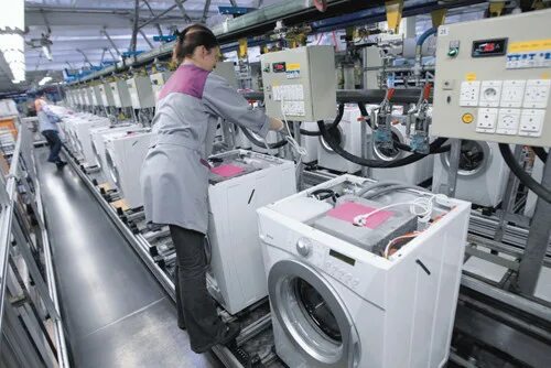 Отрасль производства бытовой техники. Производство стиральных машин. Завод бытовой техники. Сборщик стиральных машин. Завод по производству бытовой техники.