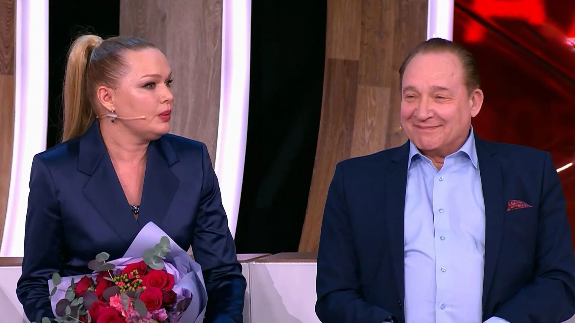 Женская конкуренция. Жена 8 показывает и рассказывает как. Мужчина и женщина в постели. Жена 8 показывает и рассказывает как. Мужчина и женщина в постели.