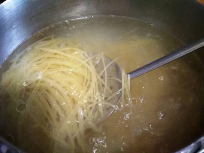 Сколько варить вермишель мелкую. Подлива из куриной грудки к макаронам. подлив из куриной грудки к макаронам. отварная тонкая вермишель. паста тонкими ромбиками для варки.