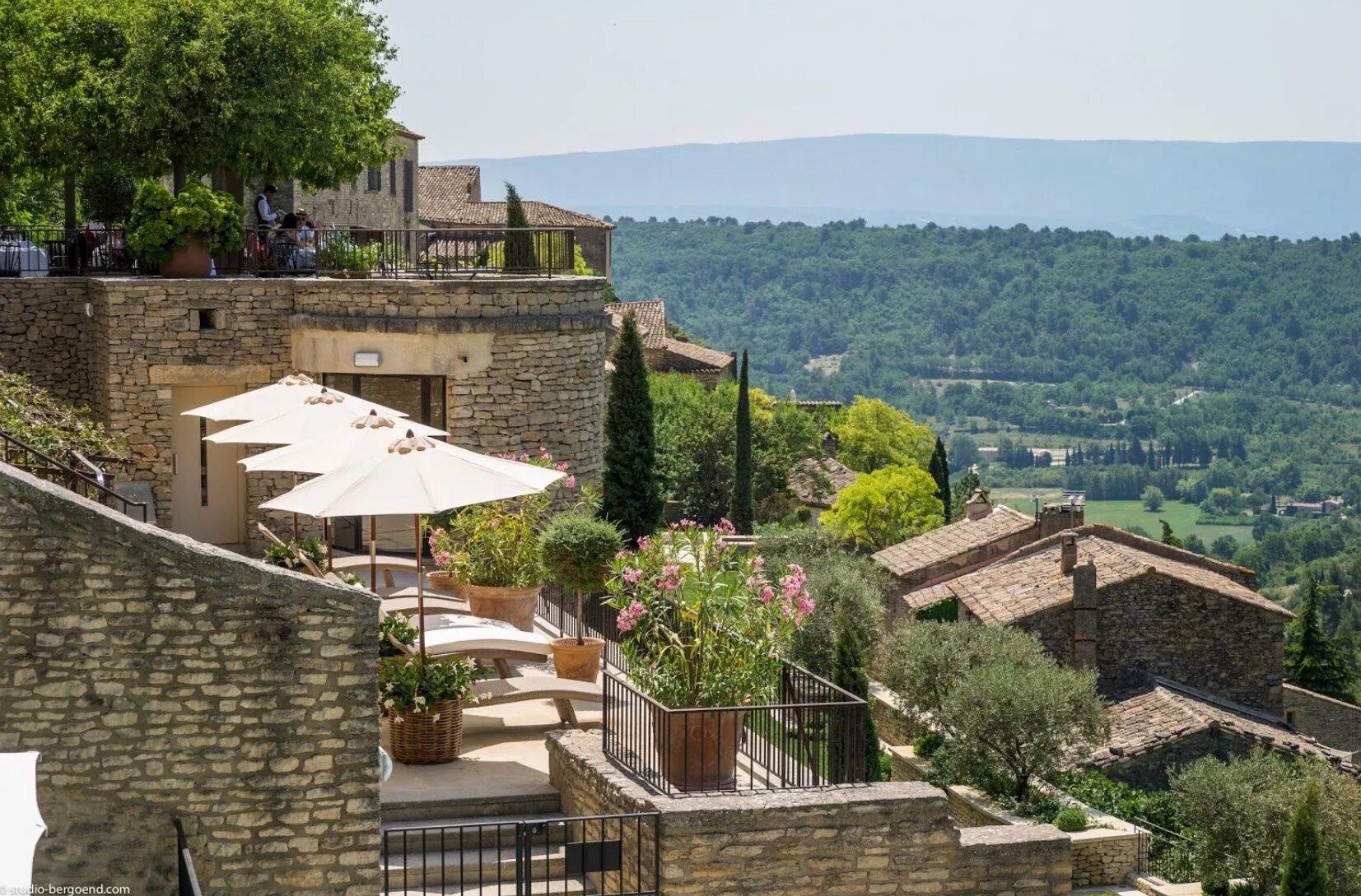 Gordes Франция усадьба. La Bastide de Gordes Hotel & Spa, Прованс, Франция. Долину Люберон. Замок Люберон. Bastide