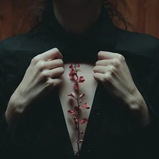 Шипами ранила