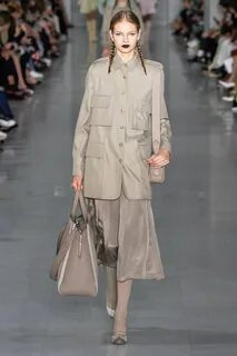 Показ max mara