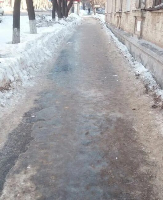 Гололед в городе. Лед на тротуаре. Скользкий тротуар. Гололедица на тротуаре.