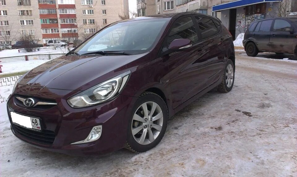 Авито краснодарский край солярис. Hyundai Solaris Hatchback 2012. Хендай Солярис 2012 хэтчбек 1.6. Хендай Солярис баклажановый. Хендай Солярис 2011 баклажан.