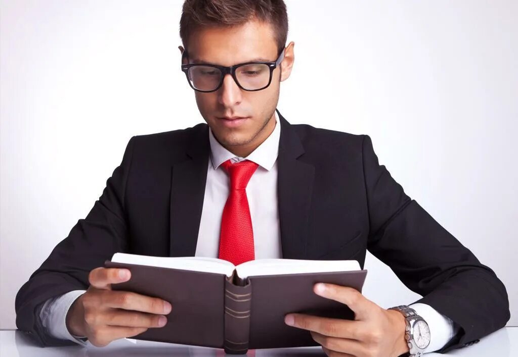 Тайм менеджмент книга глеб архангельский книга. Чтение в офисе. Мужчина с книгой в руках. Человек читает. Человек читает.