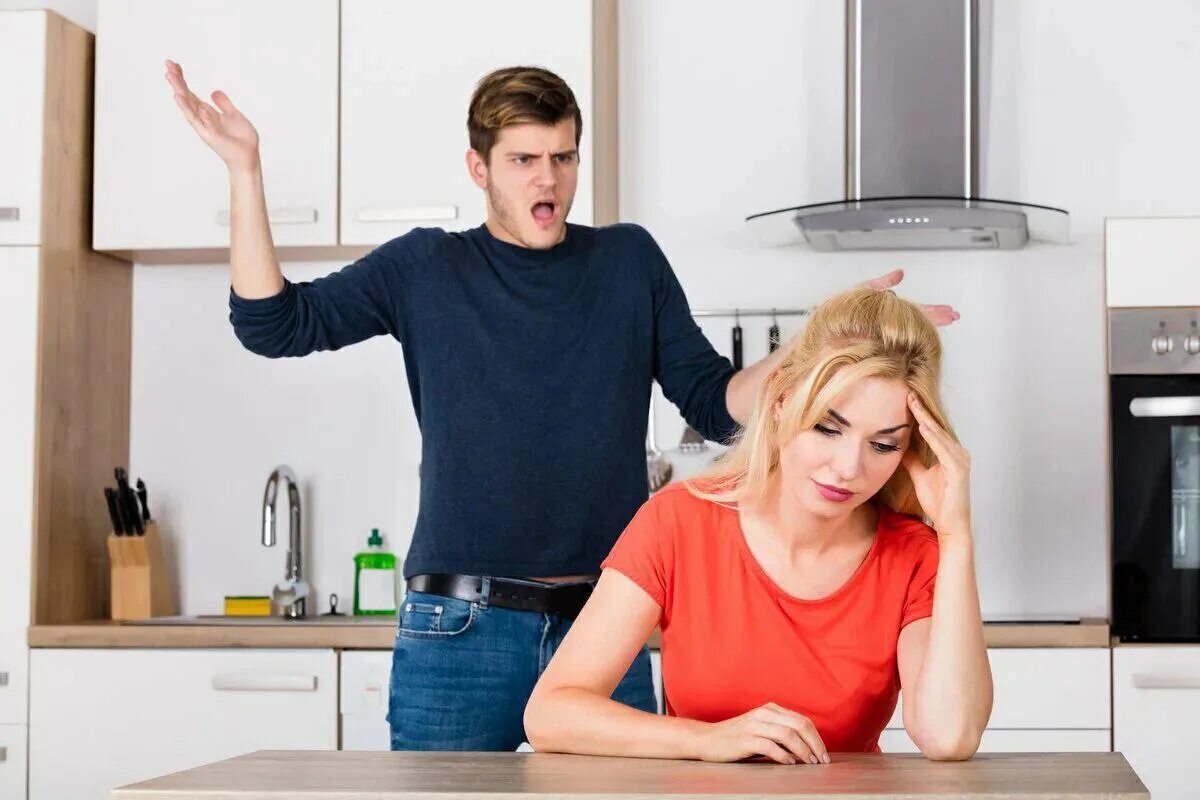 Включи муж и жена. Мужчина и женщина ругаются на кухне. Муж и жена ругаются на кухне. Недовольный муж на кухне. Ссора на кухне.