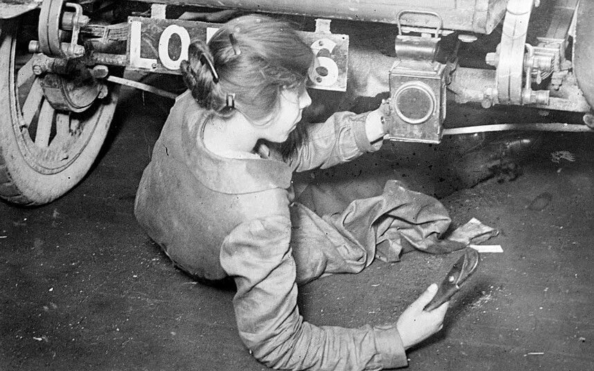Профессии во время войны. Женщины водители ВОВ. Старый автомеханик. Автомеханик начала 20 века. Женщина чинит машину ретро.