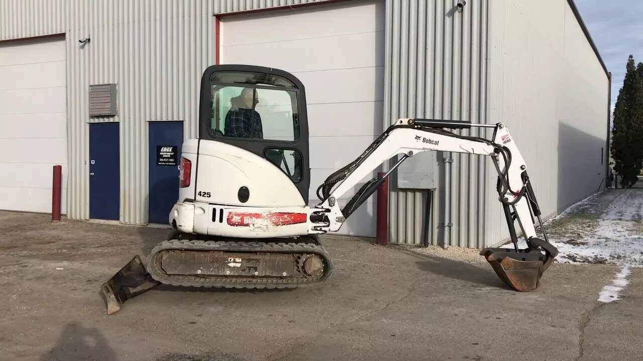 Экскаватор ютуб. Bobcat 425. Мини экскаватор 331 стекло. Bobcat e45 3d model. Катапилер 425 с экскаватор.