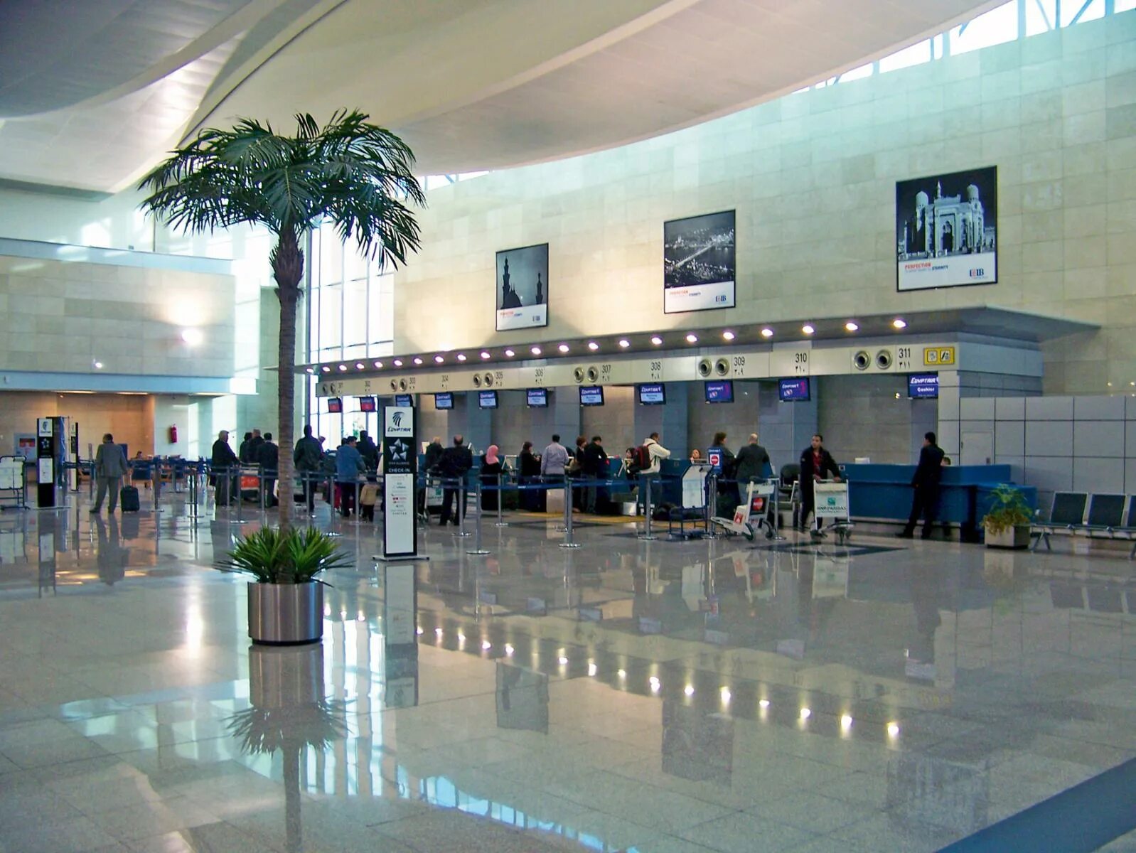 Каирский аэропорт внутри. Аэропорт Каира фото. Трансферный зал в аэропорту Каир. Аэропорт Каира фото внутри. Аэропорт каира прилет