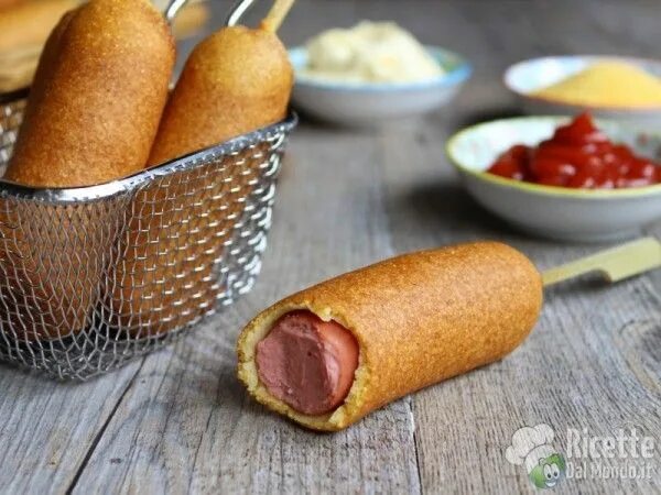 Корн дог с сыром. Корн-доги в кукурузной муке. Сосиски в кляре жареные на сковороде. Корн дог(или сосиска в тесте). Кукурузные сосиски рецепт.