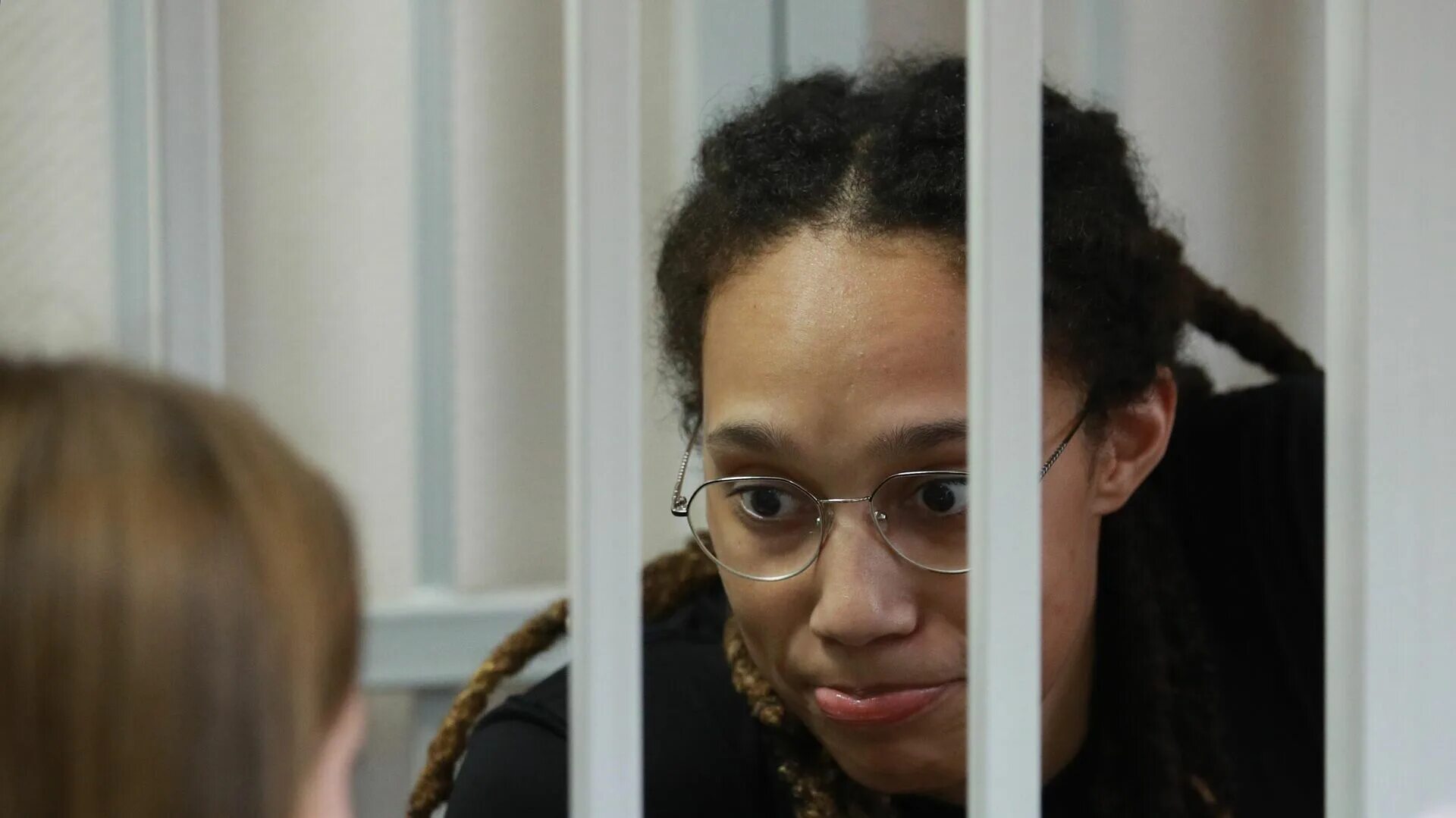 Осужденная 2016. Женщина в наручниках в суде. Насилие в тюрьме саратовской области и. Суд приговорил. Осужденная 2016.