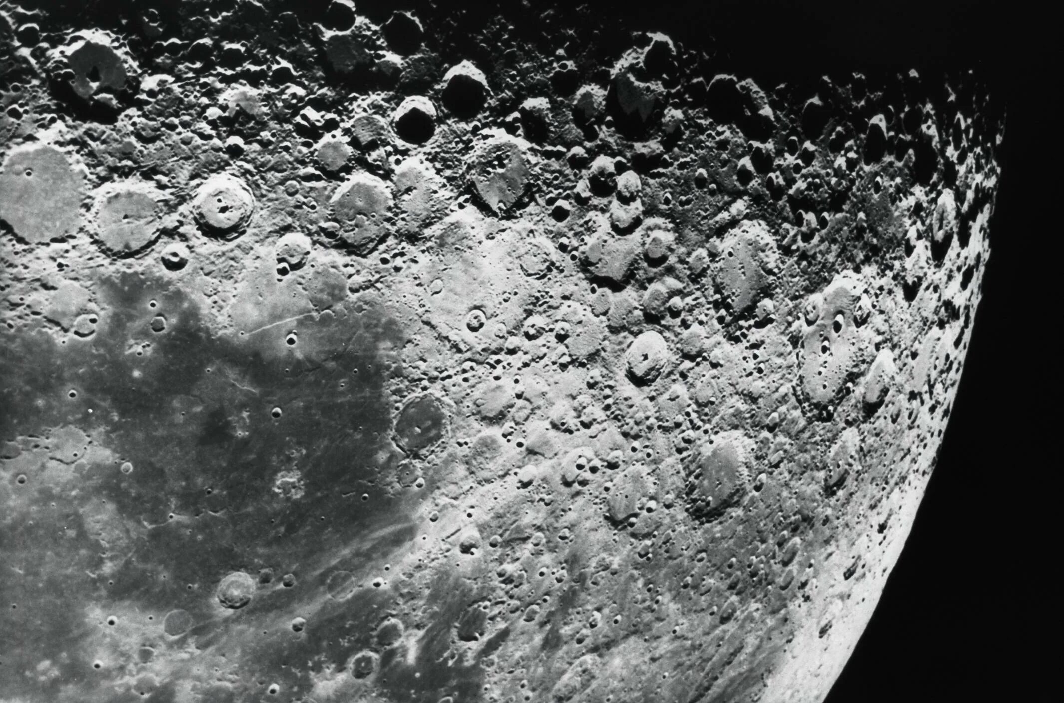 Кратер Лунная поверхность Луны. Бейли (лунный кратер). Рельеф Луны кратеры. Кратер Эйткен.