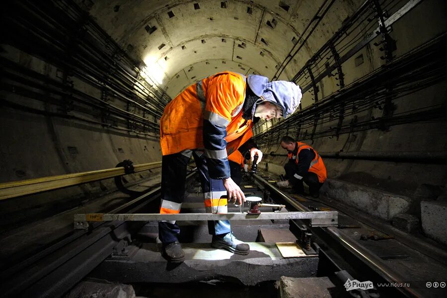 Сколько платят обходчикам. Служба пути Московского метрополитена. Монтер пути Московский метрополитен. Обходчик путей метро. Обходчик Московского метрополитена.