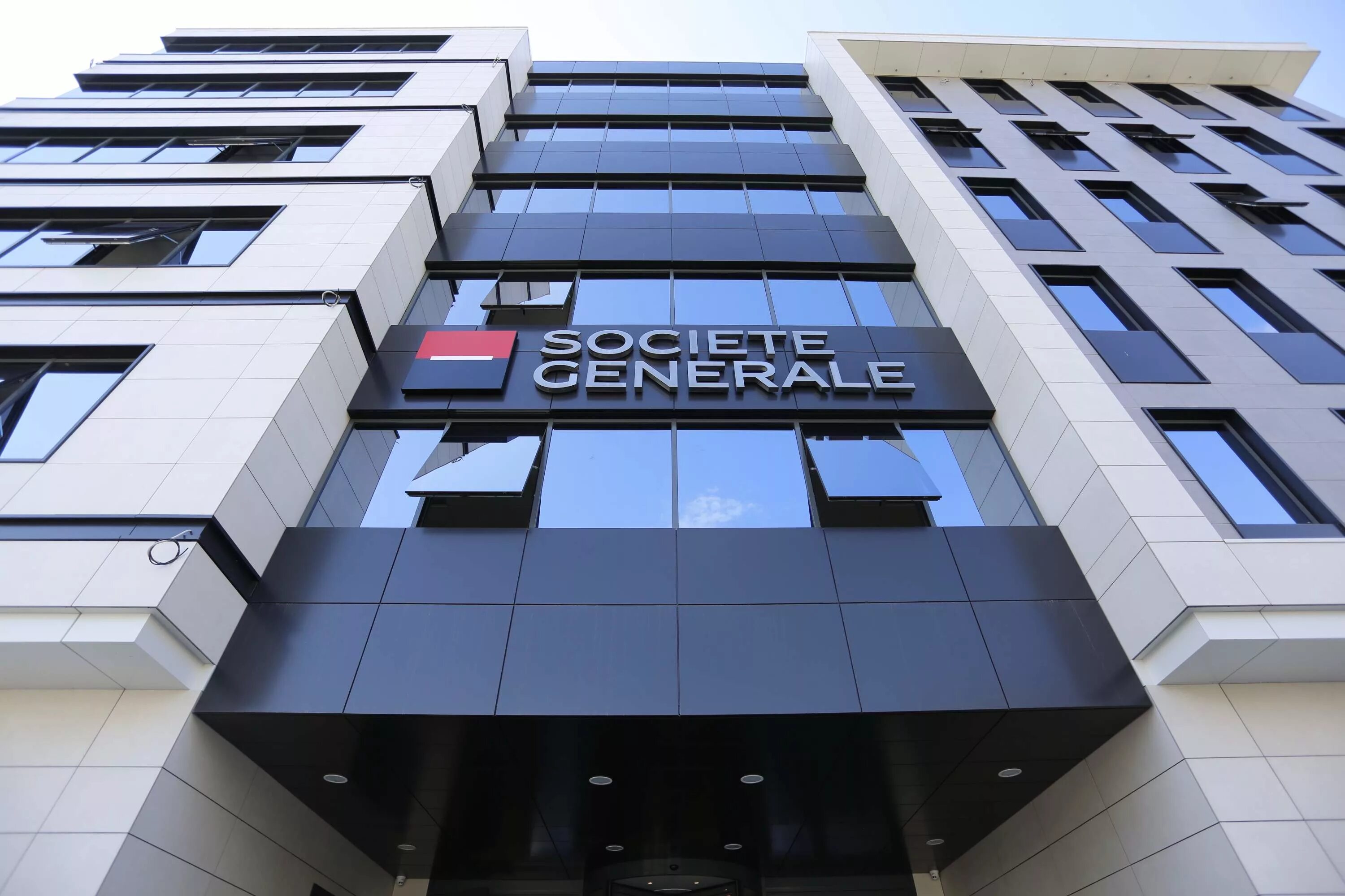 Дирекция почты. Societe generale Bank. Офис societe generale головной. Банки группы societe generale. Фасад societe generale.