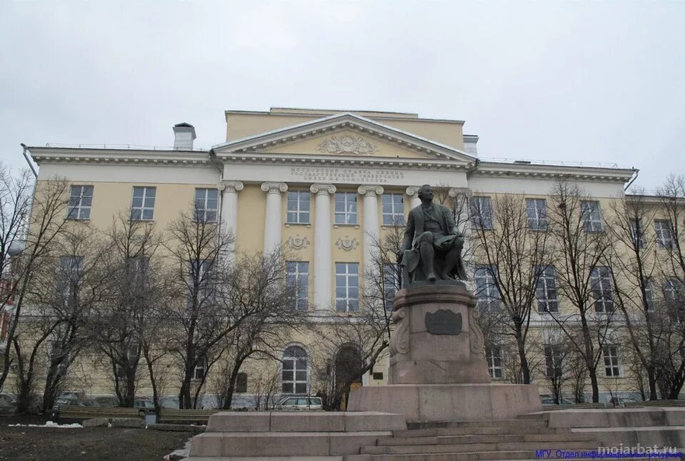 Факультеты в университете м в ломоносова. Московский университет Ломоносова 18 век. Ломоносов Московский университет 1755. МГУ на Моховой памятник Ломоносова. Ломоносов университет в Москве в 18 веке.