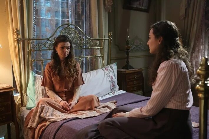 Королёк птичка певчая турецкий сериал бурак озчивит и фахрие. Королёк птичка певчая турецкий сериал. Кемаль королек птичка певчая. Кямран и фериде. Захиде королек птичка певчая.