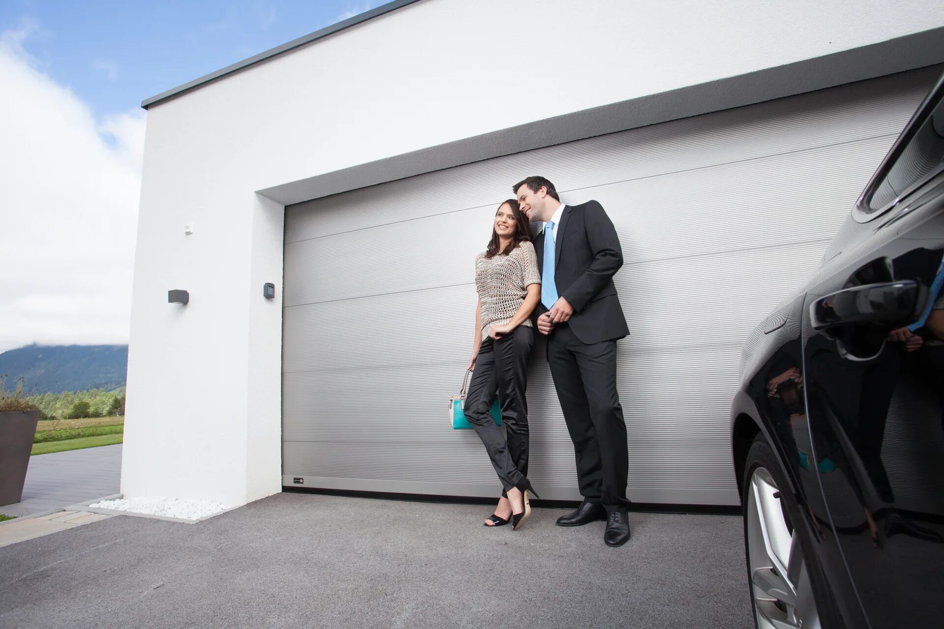 Человек ворота. Ворота для гаража алютех. Секционные ворота doorhan rsd01. Стражники у ворот замка. Ворота секционные 3000 х 3100 dооrhan.