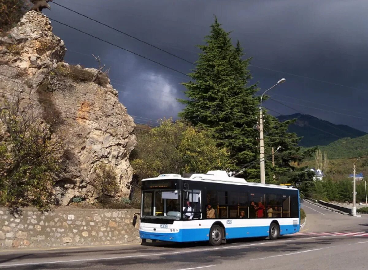 Троллейбусная трасса Симферополь Ялта. Троллейбус Симферополь Алушта. Троллейбус 52 Симферополь Ялта. Симферополь Крым троллейбус. Самая протяженная троллейбусная линия в крыму