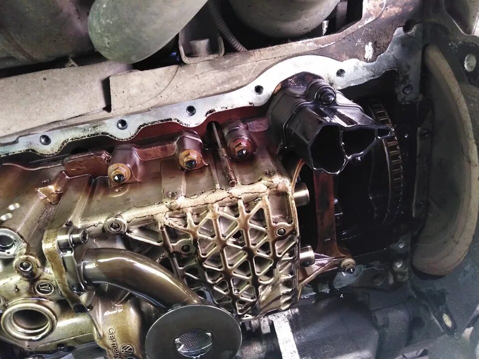 Масло в двигатель 2.0 tfsi. Масляный поддон tiguan 2.0 tdi. поддон масляный тигуан 2.0 tsi. 1.2tsi щуп поддон. 2.0 tfsi 211 щуп.